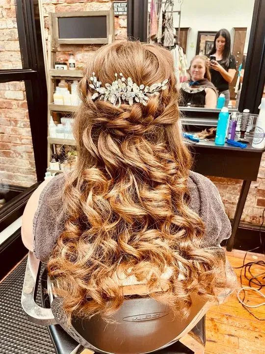 https://cdn.salonspotlight.com/photos/8h07JkWuReQHLyyfZxRQ/48dccfff-28e0-43cd-8472-5e506f2157a7_720x720