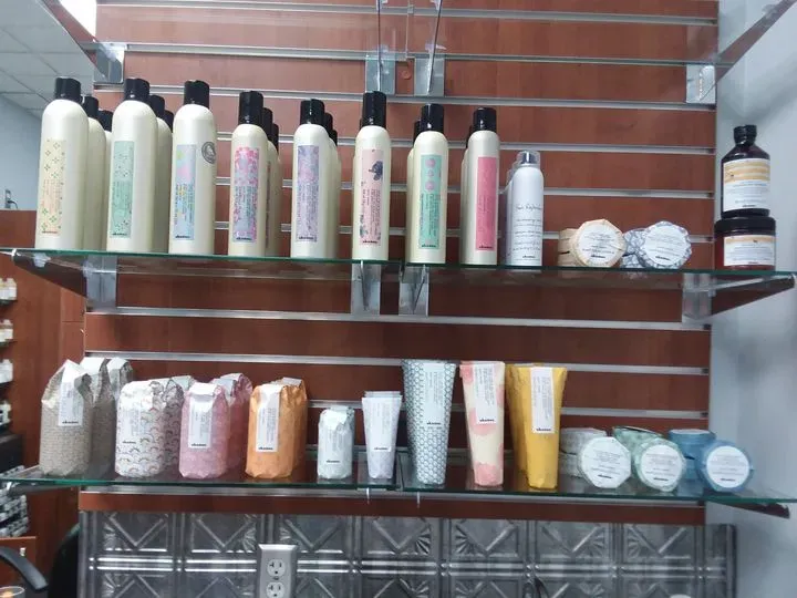 https://cdn.salonspotlight.com/photos/8h07JkWuReQHLyyfZxRQ/5cff3ec6-eea9-4300-b1dd-63adb80ccea4_720x720