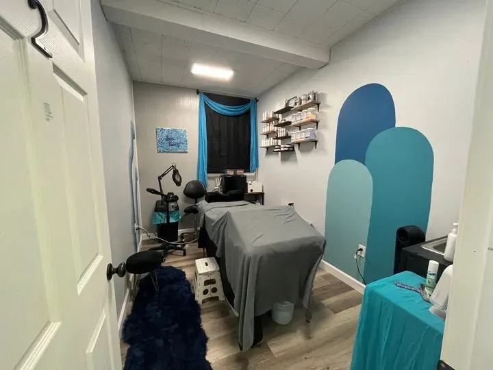 https://cdn.salonspotlight.com/photos/8hB54SoiZHqvSn7jmlVU/4b41551c-b6e4-4c91-8b80-251cba81a30b_720x720