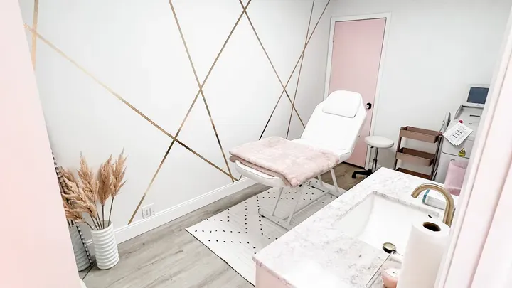 https://cdn.salonspotlight.com/photos/8iTetjQNrDJgYXrWOfmT/df4d9e33-12ee-4cbc-a3ea-874e0c028a87_720x720