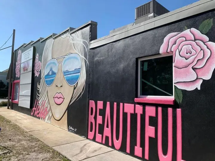 https://cdn.salonspotlight.com/photos/8iTetjQNrDJgYXrWOfmT/eaa5f127-5b42-48cc-9d90-d675dfa74087_720x720