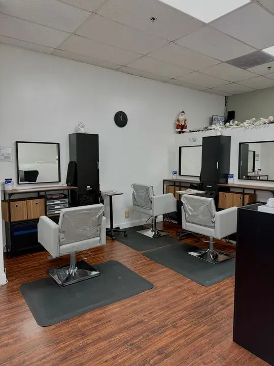 https://cdn.salonspotlight.com/photos/8jGCdaKpMC05DpT5OVMW/8907c3d2-d03f-4340-9c8d-afb19fdc69a7_720x720