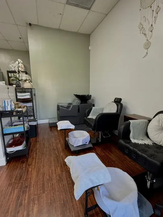https://cdn.salonspotlight.com/photos/8jGCdaKpMC05DpT5OVMW/9eea8830-a8b3-473d-b8e2-f0b087f2faa4_720x720