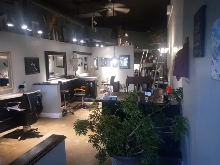 https://cdn.salonspotlight.com/photos/8kN8u6YxexUvPKKjqvGn/bf59b0a9-9f4d-4c1c-9d5e-f51f9e5ee229_720x720