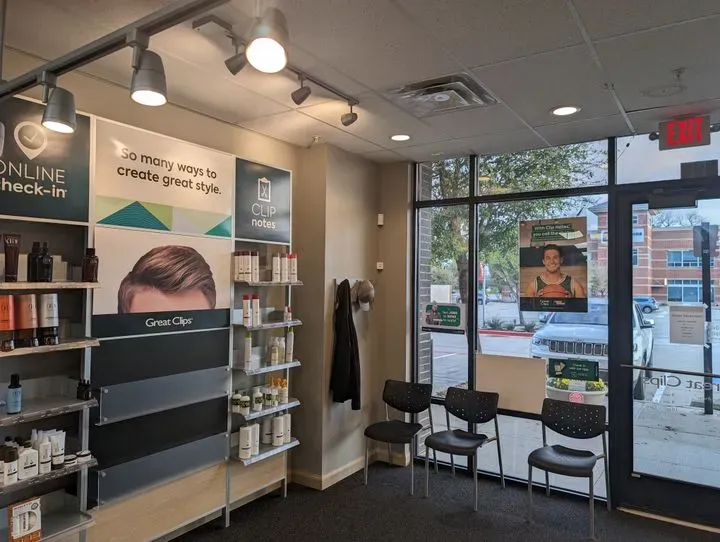 https://cdn.salonspotlight.com/photos/8m6WtHbSbk1yhDtazYtC/390d3989-9e1d-4499-82e8-b57b31e8fe62_720x720