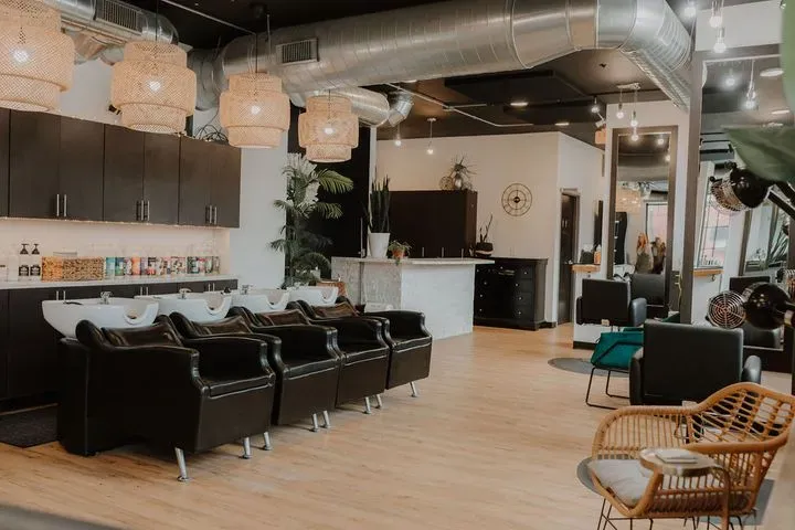 https://cdn.salonspotlight.com/photos/8obgdZqqm4tPiG7vcuWr/52d22019-8814-40c7-807f-bc37d42de722_720x720