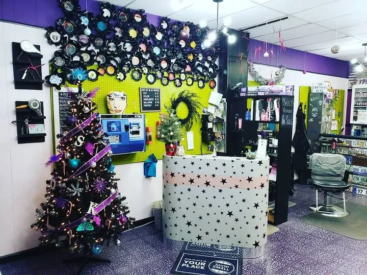 https://cdn.salonspotlight.com/photos/8ogWMDu4OEXLiyiF9fzq/cd159839-bfa3-4a9f-93e6-e3eb2b5977d4_720x720