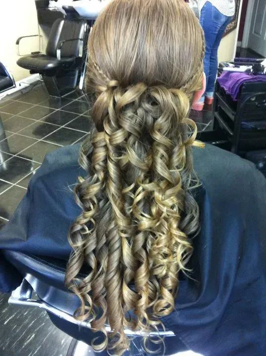https://cdn.salonspotlight.com/photos/8p2N0IxlqDBPGhjcwNcz/0245fd5c-4f29-4b6f-a921-905d97dc692b_720x720