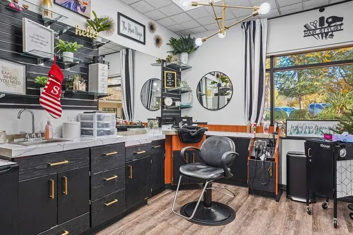 https://cdn.salonspotlight.com/photos/8qcpITjKHAQTmgk0JiDq/226ba00e-ea41-479e-84ad-614c2f2b9f45_720x720
