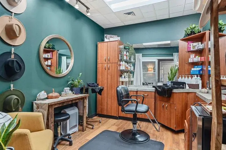 https://cdn.salonspotlight.com/photos/8qcpITjKHAQTmgk0JiDq/d6eafae9-a79a-4d3c-ba2e-fe44bc1e18f1_720x720