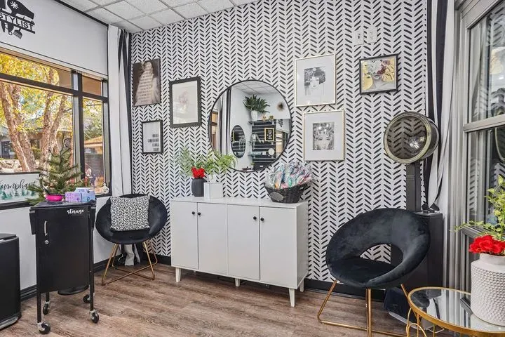 https://cdn.salonspotlight.com/photos/8qcpITjKHAQTmgk0JiDq/dbde838c-8beb-407c-ab88-4c5b96285a99_720x720
