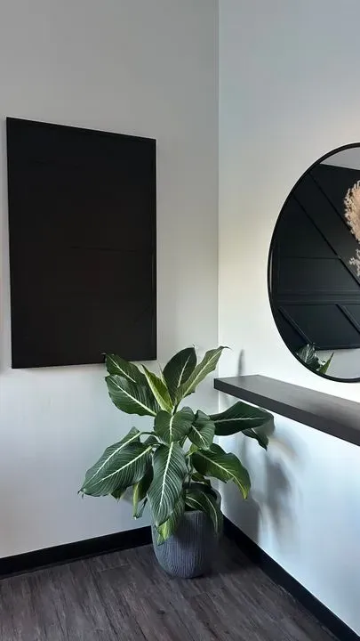 https://cdn.salonspotlight.com/photos/8snGlQI3nfKXhG5o2f8M/0d62f28c-b3c3-4e03-a408-320b0690bb5a_720x720