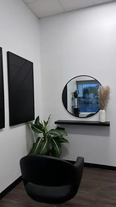 https://cdn.salonspotlight.com/photos/8snGlQI3nfKXhG5o2f8M/fc0d842b-2357-44b3-a98e-c0085a7032e3_720x720