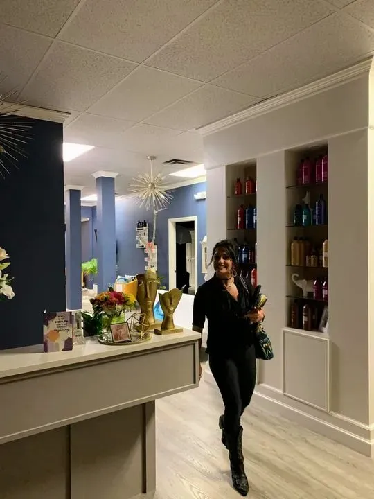 https://cdn.salonspotlight.com/photos/8sodwUftp9pOXjcOtrrq/8c69bf50-002c-4f62-a614-72a440cbad38_720x720