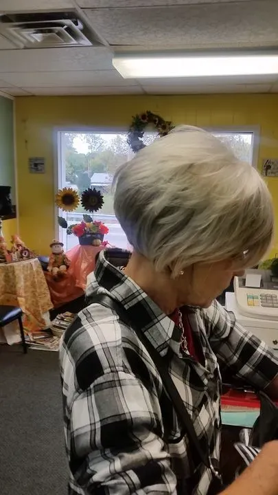 https://cdn.salonspotlight.com/photos/8u2ED9iWtsyo2M90Krx4/cab65870-80a3-4744-be92-37d5a480fb25_720x720