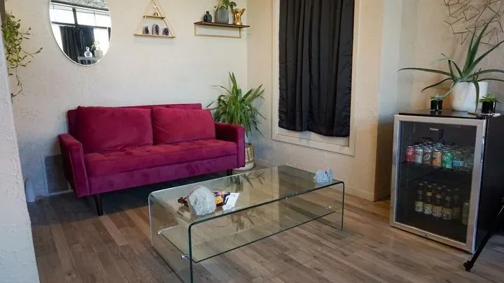 https://cdn.salonspotlight.com/photos/8wJ1bVK9sprPtWbxBMGL/217dbb3b-423b-4da9-9e5c-3382ba5aa7b9_720x720