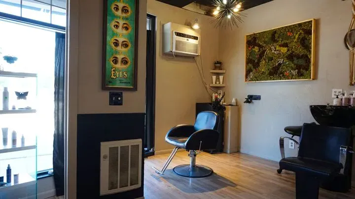 https://cdn.salonspotlight.com/photos/8wJ1bVK9sprPtWbxBMGL/25f3ff0c-aa56-4c47-96e4-0e6f88cd8ab0_720x720