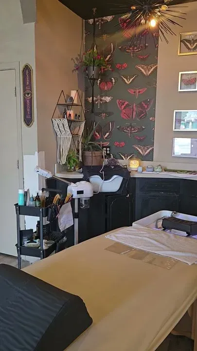 https://cdn.salonspotlight.com/photos/8wJ1bVK9sprPtWbxBMGL/4d1b63b6-6b87-494e-b5eb-2949f1997d4f_720x720