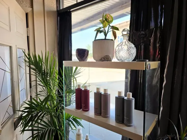 https://cdn.salonspotlight.com/photos/8wJ1bVK9sprPtWbxBMGL/b2773132-e7c6-4049-95e8-473b7305e548_720x720