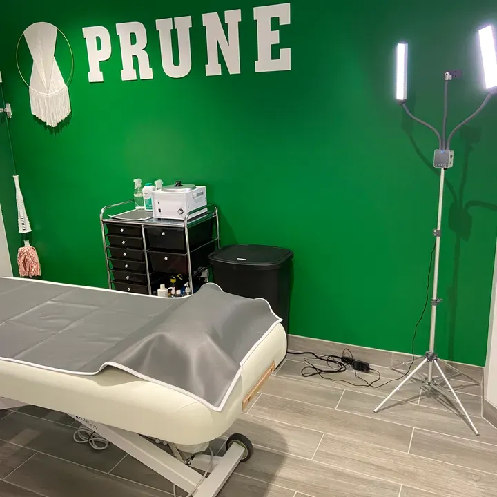 https://cdn.salonspotlight.com/photos/8yzwCHtgnRwM24Bb0mC3/e5f2117c-3b7c-4f27-a467-e75d1965c0bc_720x720