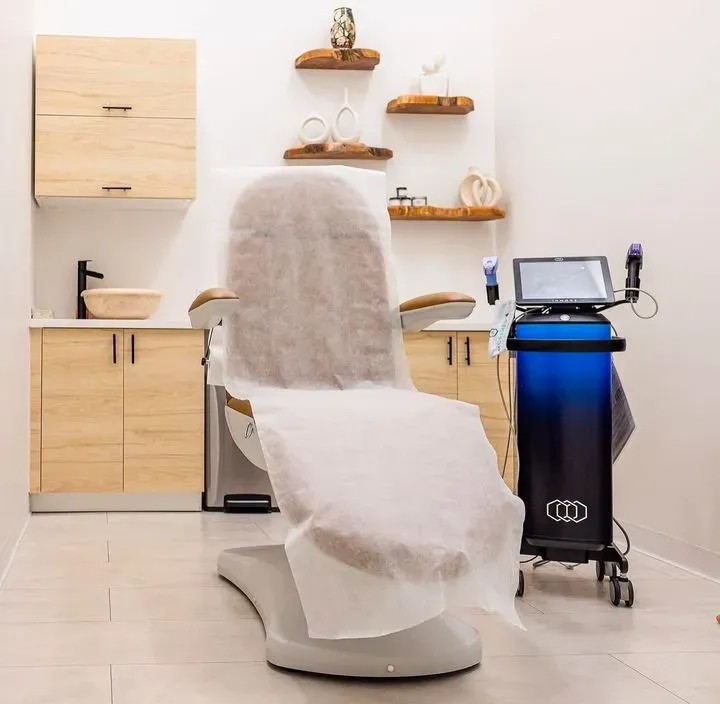 https://cdn.salonspotlight.com/photos/8zDsNoB9EKQFvNEYM6r3/fc92b51e-61f6-4119-92ae-7158c8eb1da8_720x720