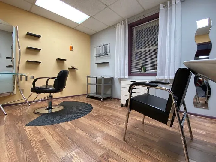https://cdn.salonspotlight.com/photos/8zj5zyTig4FUmT63JIZZ/80ffc567-286f-4881-90ae-e5284be40cb0_720x720