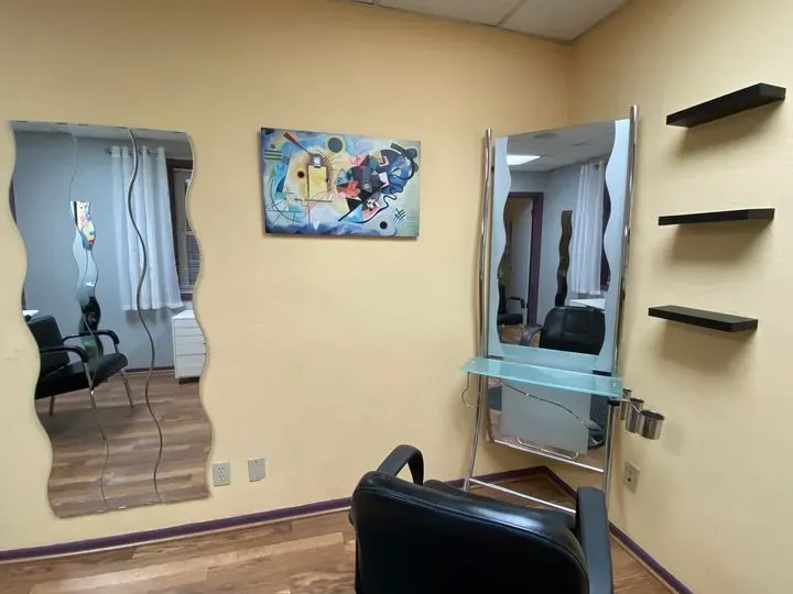 https://cdn.salonspotlight.com/photos/8zj5zyTig4FUmT63JIZZ/f8260803-7a44-49d8-ac21-44706478c550_720x720