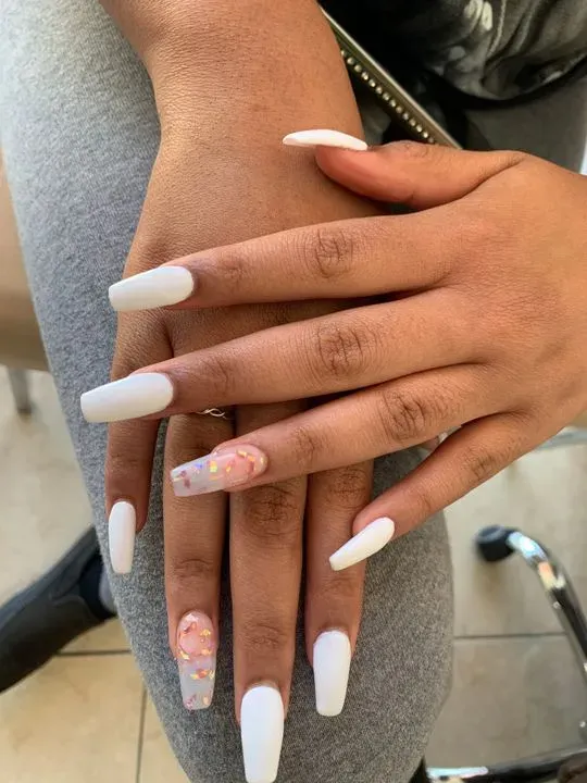 https://cdn.salonspotlight.com/photos/91L1Jvr7NDJPYxyiRkdU/d88517b5-933c-4351-bef6-69af59556e09_720x720