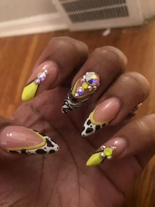 https://cdn.salonspotlight.com/photos/92Dq7tikHEZbhJw9FfSu/b7f325fa-76b8-4360-bda4-5603b1ee7f8f_720x720