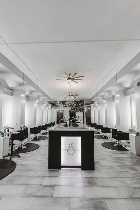 https://cdn.salonspotlight.com/photos/92HaSqnJeWiTASfKwy4v/849bd6b3-8dea-4056-a19c-ba84bdfe82bd_720x720