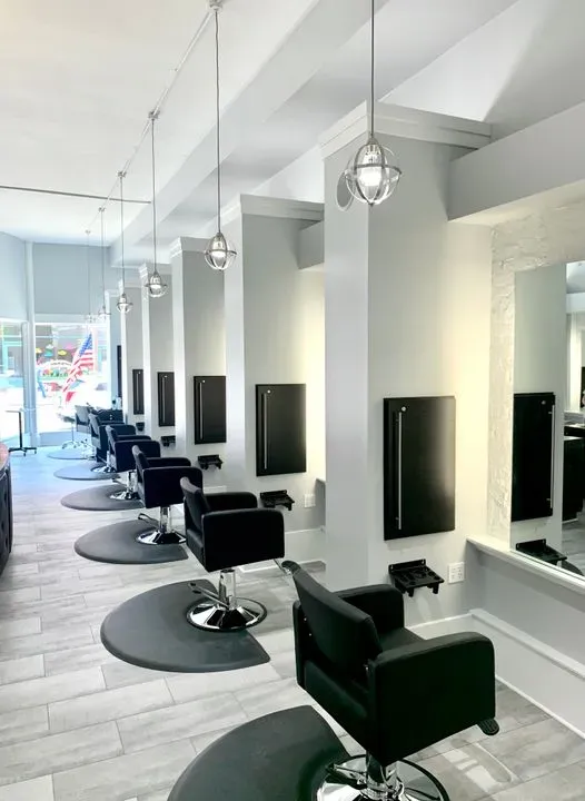 https://cdn.salonspotlight.com/photos/92HaSqnJeWiTASfKwy4v/933d9693-158a-401e-a4a3-4a0d4479f06c_720x720