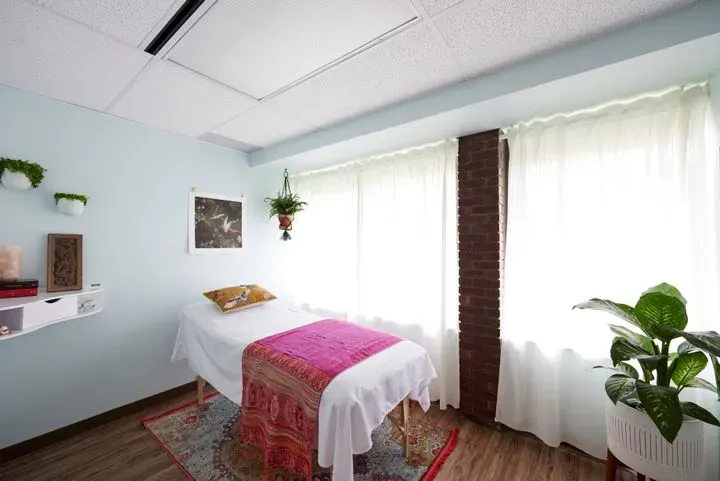 https://cdn.salonspotlight.com/photos/92JO2nf3HtmsVbuTsdQ7/91f63338-4f8b-4727-80e0-7df5992e0bbb_720x720