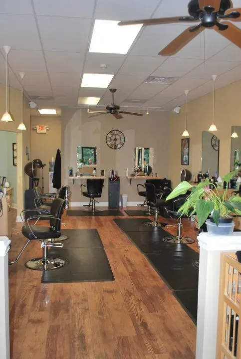 https://cdn.salonspotlight.com/photos/936bS8T73Mp6BvCSLVYU/a089fcf9-d2ac-4a4b-9a80-0383092615e7_720x720