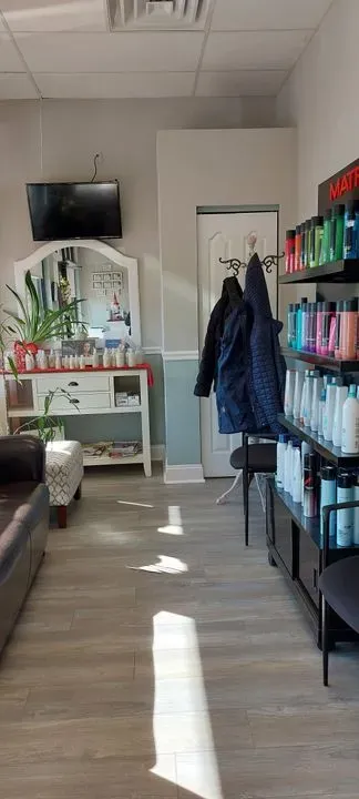 https://cdn.salonspotlight.com/photos/936bS8T73Mp6BvCSLVYU/b3e50692-765b-488f-8356-0f65b88dd99f_720x720