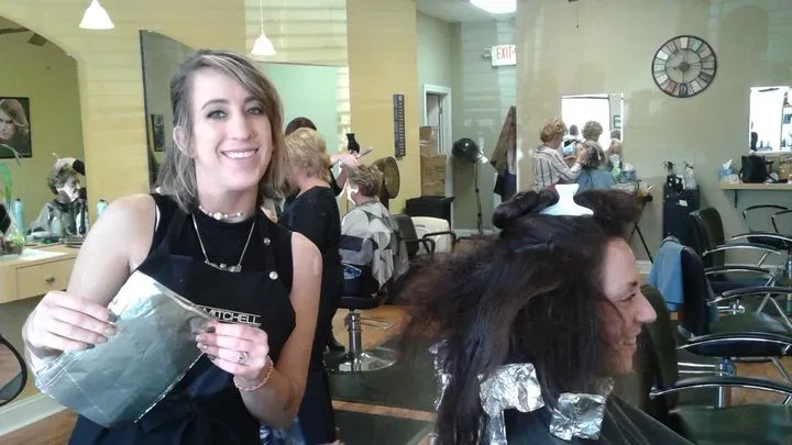 https://cdn.salonspotlight.com/photos/936bS8T73Mp6BvCSLVYU/cd117204-1ed3-455c-9f81-f70c81e70f45_720x720