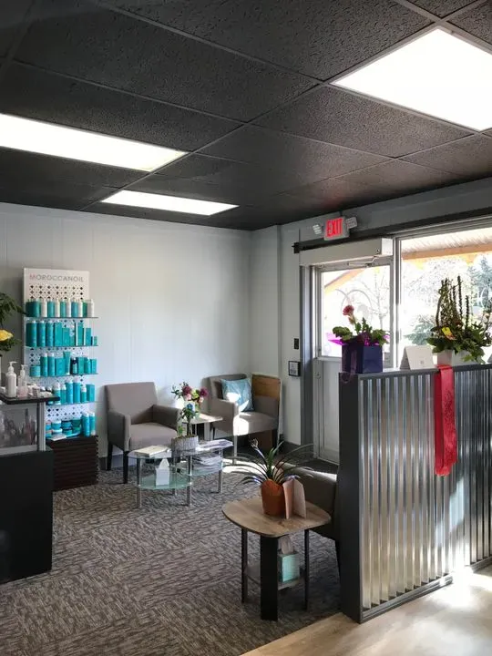 https://cdn.salonspotlight.com/photos/94P448fUHGzGEgaC6tMr/26e620a6-149f-4ff1-97d0-02832a8eef35_720x720