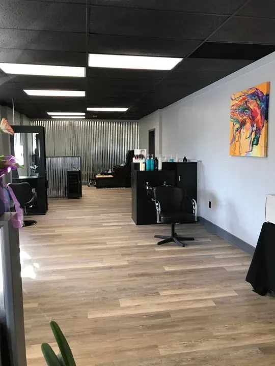 https://cdn.salonspotlight.com/photos/94P448fUHGzGEgaC6tMr/ab06cdff-9545-4fa1-9261-e1df7071109e_720x720