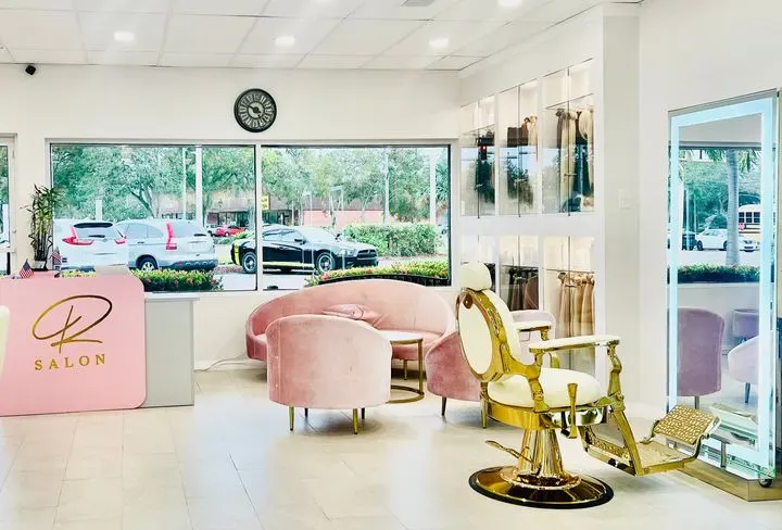 https://cdn.salonspotlight.com/photos/94ahOuGHDuUdgZggfrXh/6412be5c-2d85-493d-993d-287e4cd8e257_720x720
