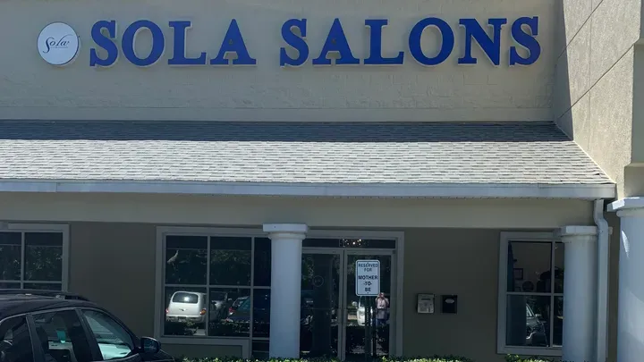 https://cdn.salonspotlight.com/photos/94gnwbjv4d7FoBahC2EN/3f64ab41-1bf6-4437-91ad-70ca09d39e83_720x720
