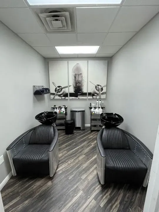 https://cdn.salonspotlight.com/photos/98fki0nG3wb95eLvPnF0/9db89a97-1ebd-4687-84fb-5605a5bc60d9_720x720