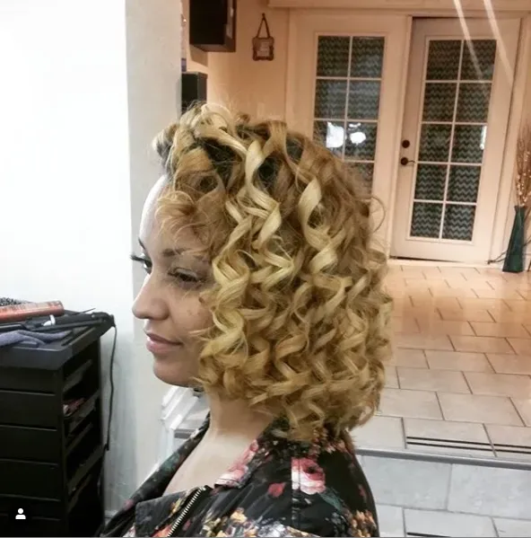 https://cdn.salonspotlight.com/photos/9AoMMGUD6BFckuiUz0xg/dc26e4f9-36be-4271-9c0d-15bb57767d53_720x720