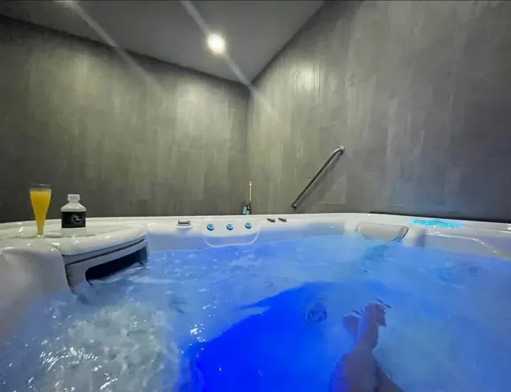 https://cdn.salonspotlight.com/photos/9BIjCRh8L4PExeBWEeck/98bcc0da-2d55-4395-87d5-28456fefdeda_720x720