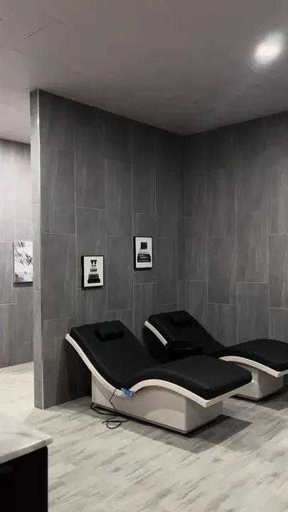 https://cdn.salonspotlight.com/photos/9BIjCRh8L4PExeBWEeck/da0f4ddb-cffa-4c66-833c-a755c46e2113_720x720