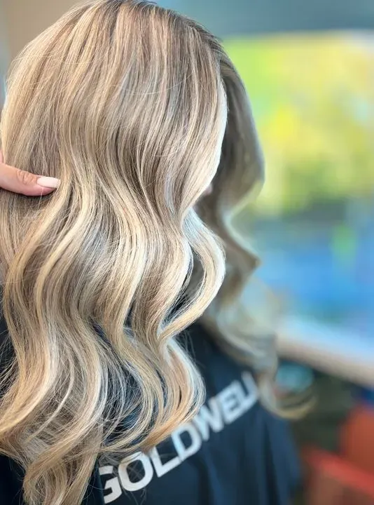 https://cdn.salonspotlight.com/photos/9GklyF8maO7uECEz6zTc/ea4fec35-6ff3-4a43-bcd3-d0849dafbff2_720x720