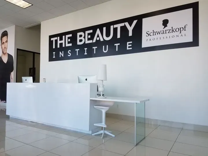 https://cdn.salonspotlight.com/photos/9HcIkDyEjAvXy2hCBZfA/0784248d-6b1a-44f9-be7d-5f0b601097c8_720x720