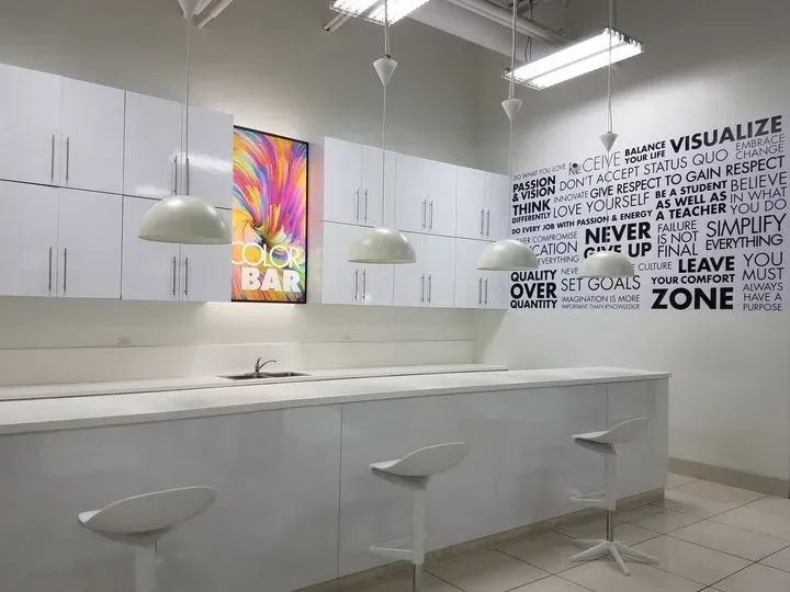 https://cdn.salonspotlight.com/photos/9HcIkDyEjAvXy2hCBZfA/2ec43297-40e4-4c70-8f4a-d87a627b0034_720x720