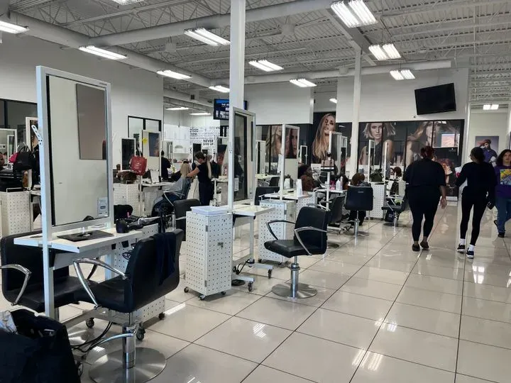 https://cdn.salonspotlight.com/photos/9HcIkDyEjAvXy2hCBZfA/a977cd1b-dfc9-4a4c-a379-35edf323c039_720x720