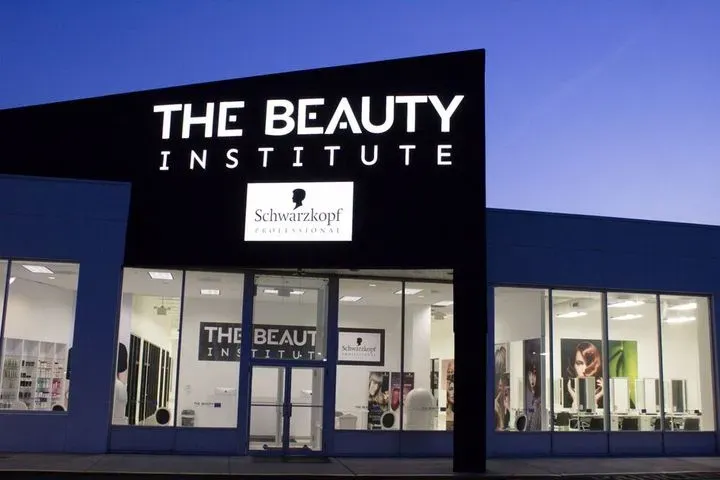 https://cdn.salonspotlight.com/photos/9HcIkDyEjAvXy2hCBZfA/afe58b39-b4b8-4dbd-a5c3-e30da24013e3_720x720
