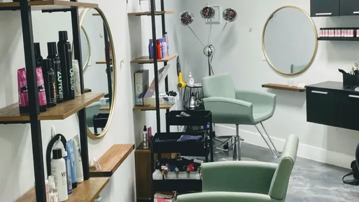 https://cdn.salonspotlight.com/photos/9KKG2hoU5X82w33KLdiJ/b8b22407-5d74-4d4a-9f72-fbb3519a1b7d_720x720