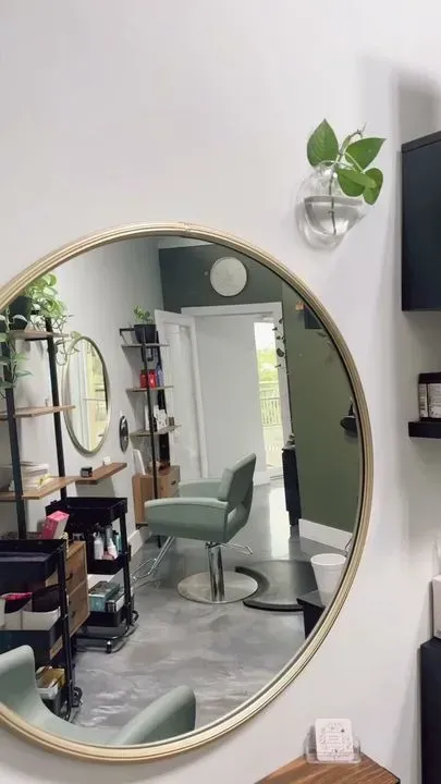 https://cdn.salonspotlight.com/photos/9KKG2hoU5X82w33KLdiJ/f150d749-3277-41da-9105-9d737d9d88fa_720x720